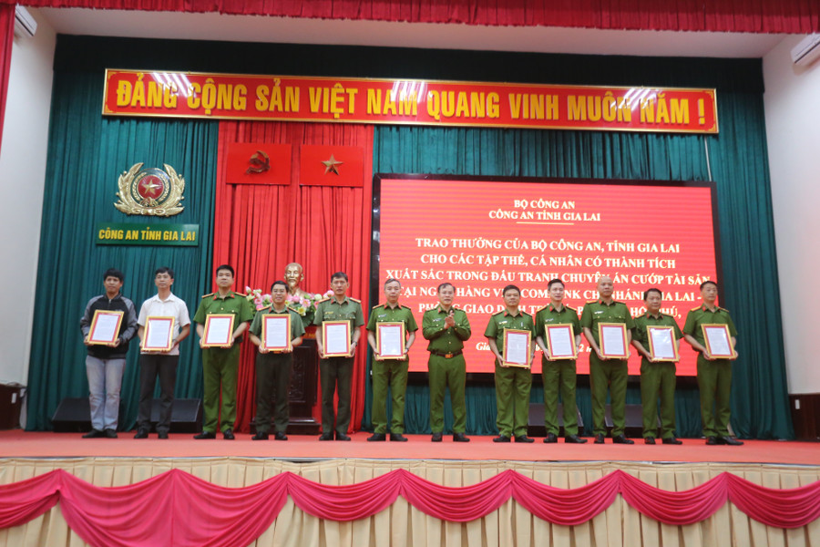 cac-don-vi-nhan-khen-thuong-cua-bo-truong-bo-cong-an-anh-van-ngoc.jpg