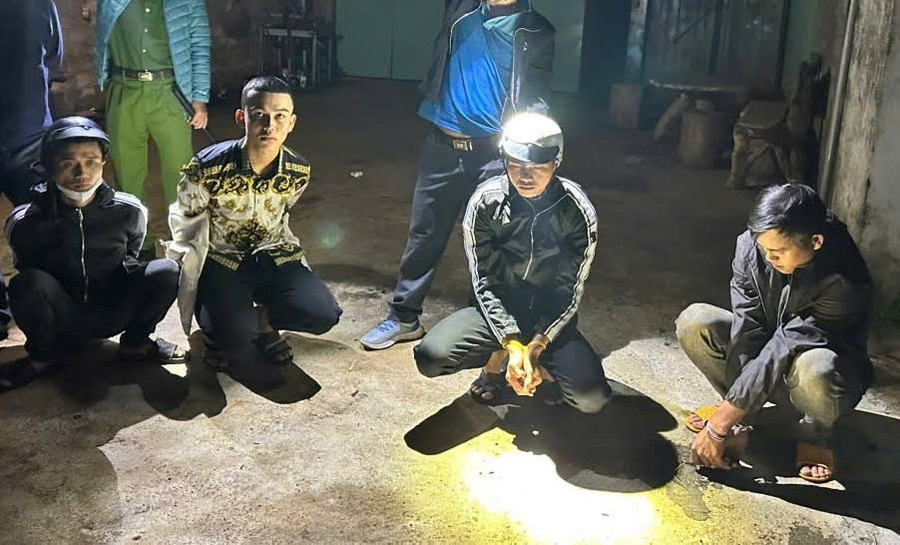 4 đối tượng bị bắt về hành vi tàng trữ trái phép chất ma túy. Ảnh: Hưng Nguyễn 4-doi-tuong-da-bi-bat-ve-hanh-vi-tang-tru-trai-phep-chat-ma-tuy-anh-hung-nguyen.jpg