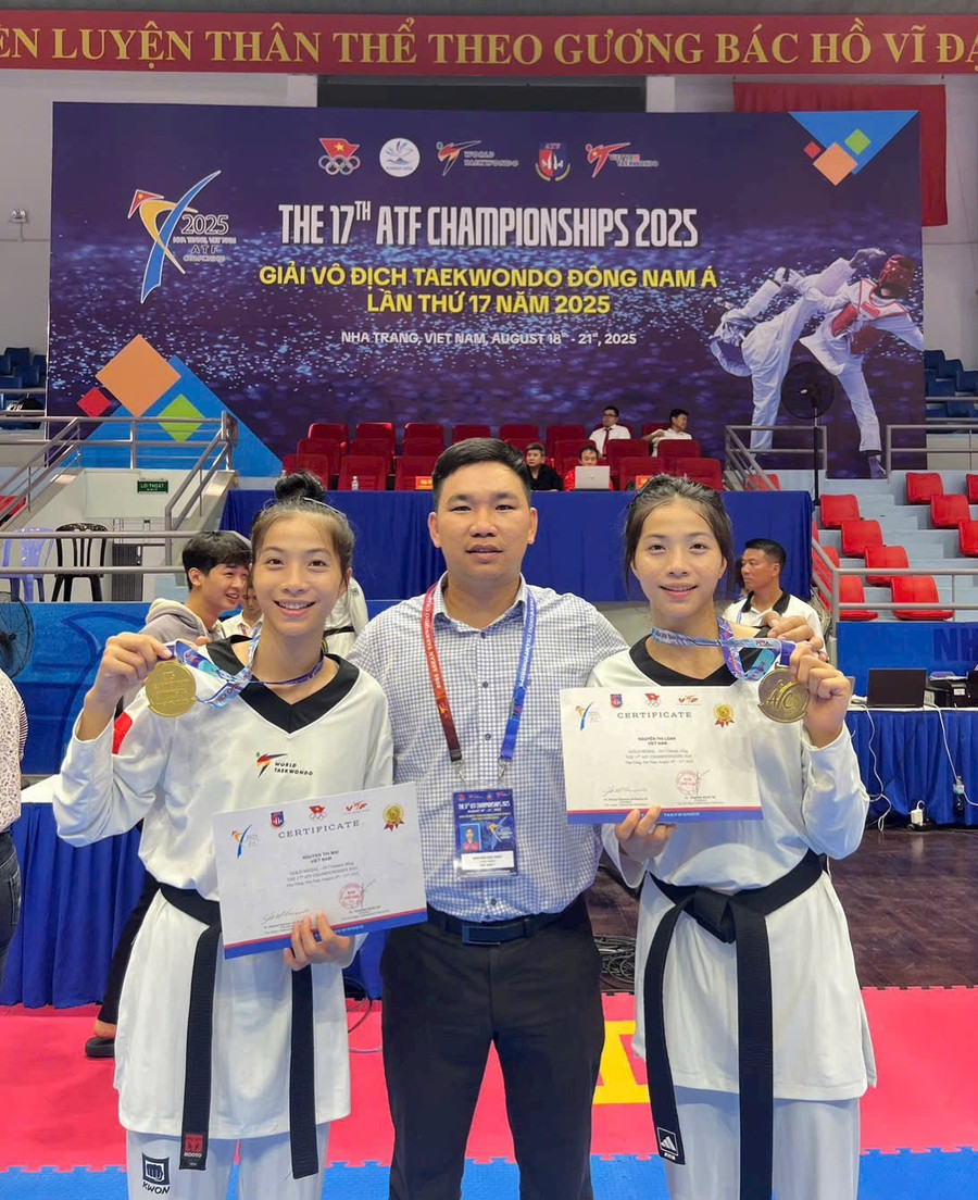 2 chị em song sinh Nguyễn Thị Mai và Nguyễn Thị Loan cùng huấn luyện viên đội Taekwondo Gia Lai. Ảnh: Đức Nhật 2-chi-em-song-sinh-mai-loan-cung-huan-luyen-vien-doi-taekwondo-gia-lai-anh-duc-nhat.jpg