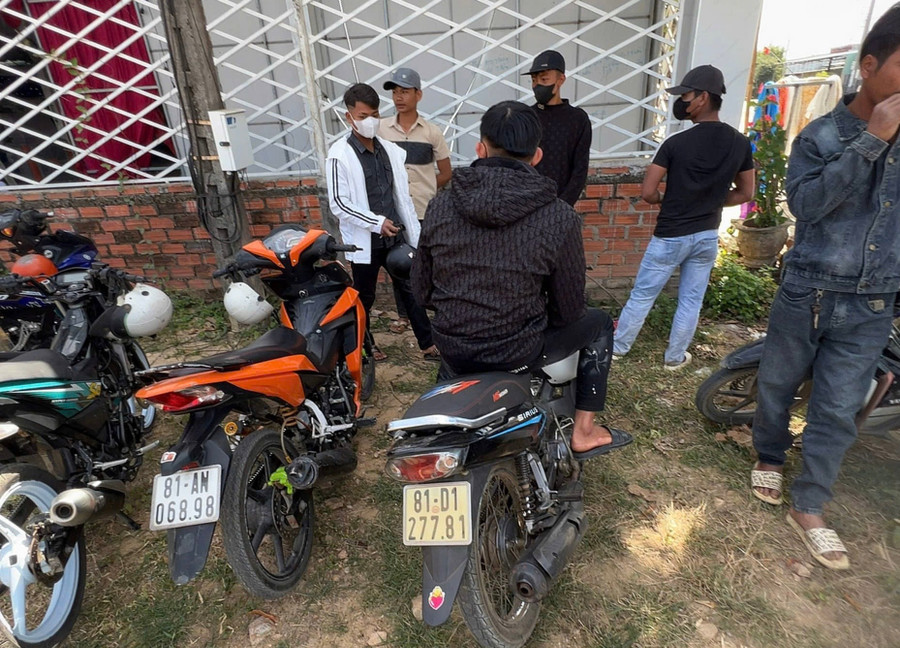 nhom-thanh-thieu-nien-dieu-khien-xe-may-vi-pham-khong-chap-hanh-hieu-lenh-cua-csgt-anh-dvcc.jpg