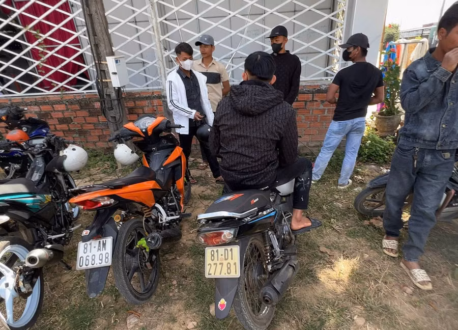 nhom-thanh-thieu-nien-dieu-khien-xe-may-vi-pham-khong-chap-hanh-hieu-lenh-cua-csgt-anh-dvcc.jpg