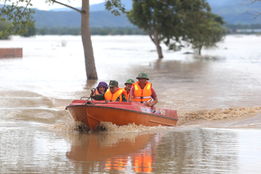 luc-luong-chuc-nang-da-dung-ca-no-giai-cuu-nguoi-dan-bi-mac-ket-giua-dong-nuoc-lu-anh-van-ngoc.jpg