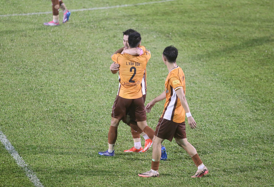 Minh Vương đã ghi bàn thắng san bằng cách biệt 1-1 cho HAGL. Ảnh: Văn Ngọc minh-vuong-da-ghi-ban-thang-san-bang-cach-biet-1-1-cho-hagl-anh-van-ngoc.jpg