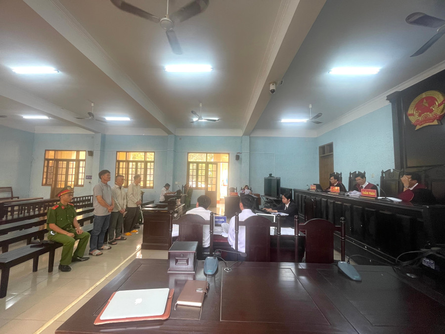 Hội đồng xét xử nghị án kéo dài đến ngày 18-7. Ảnh: Văn Ngọc hoi-dong-xet-xu-nghi-an-keo-dai-den-ngay-18-7-anh-van-ngoc.jpg