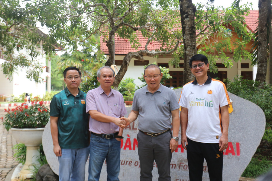 Bầu Đức chúc mừng ông Park Hang-seo trên cương vị mới. Ảnh: Văn Ngọc bau-duc-chuc-mung-ong-park-hang-seo-tren-cuong-vi-moi-anh-van-ngoc.jpg