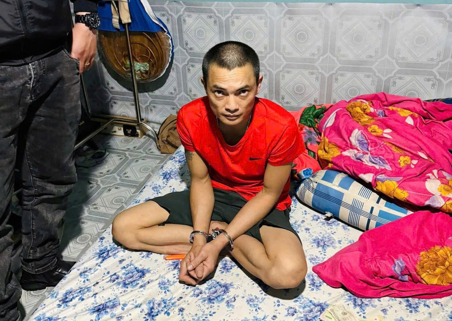 Đối tượng Hiền bị Công an phường Hội Phú bắt giữ tại nhà riêng. Ảnh: Tiến Long 99d9e72d30f8b9a6e0e9.jpg