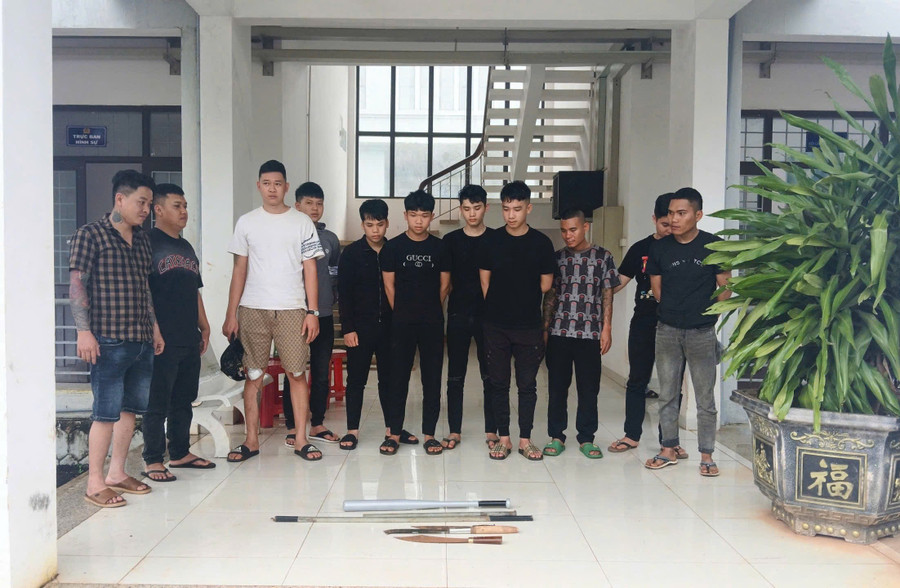 Công an xã Chư Sê triệu tập các đối tượng liên quan đến vụ việc và thu giữ nhiều hung khí. Ảnh: Đình Tấn cong-an-xa-chu-se-da-trieu-tap-14-doi-tuong-lien-quan-den-vu-viec-va-thu-giu-nhieu-hung-khi-anh-dinh-tan.jpg