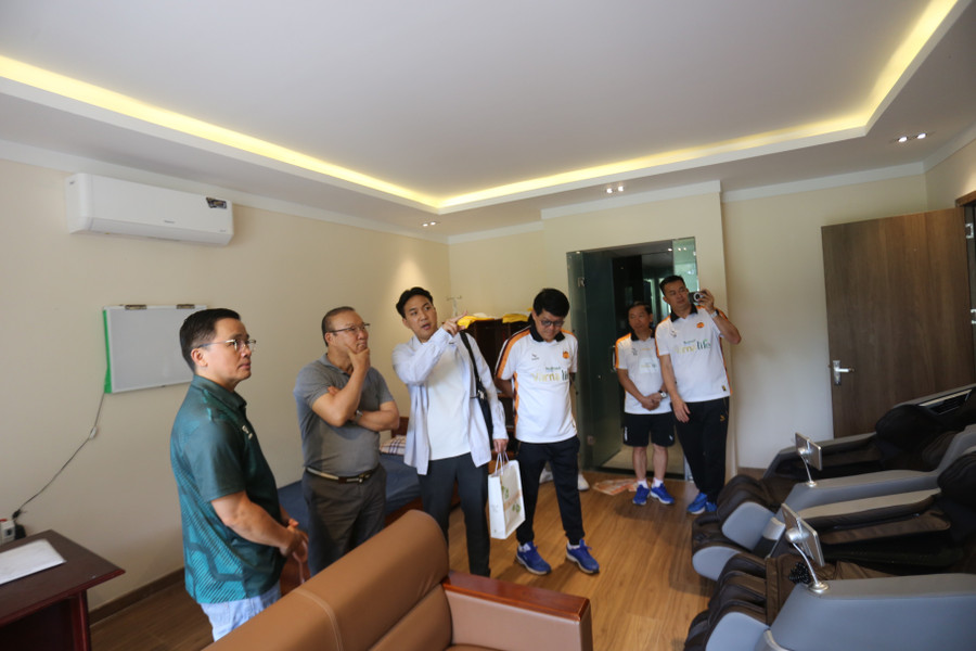 Ông Park Hang-seo đánh giá cao cơ sở vật chất tại Học viện HAGL. Ảnh: Văn Ngọc ong-park-hang-seo-danh-gia-cao-co-so-vat-chat-tai-hoc-vien-hagl-anh-van-ngoc.jpg