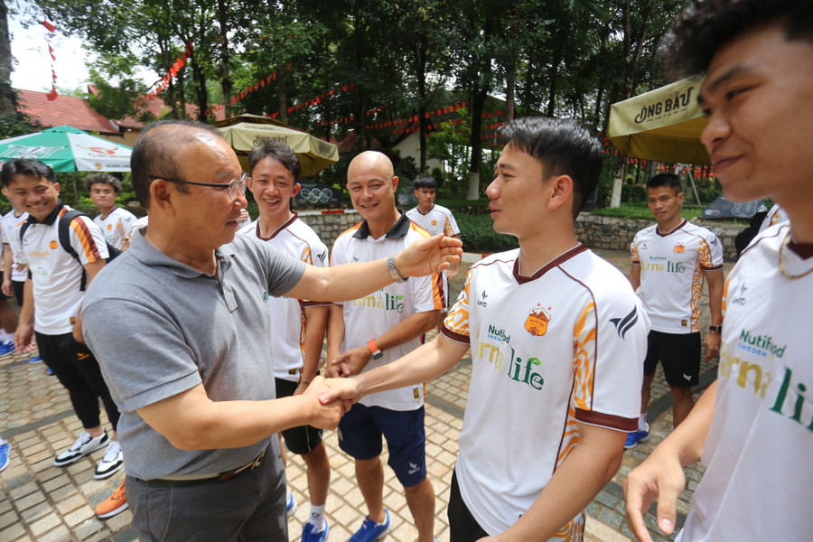 Ông Park Hang-seo gặp lại các học trò cũ từng khoác áo đội tuyển Việt Nam. Ảnh: Văn Ngọc ong-park-hang-seo-gap-lai-cac-hoc-tro-cu-tung-khoac-ao-doi-tuyen-viet-nam-anh-van-ngoc.jpg