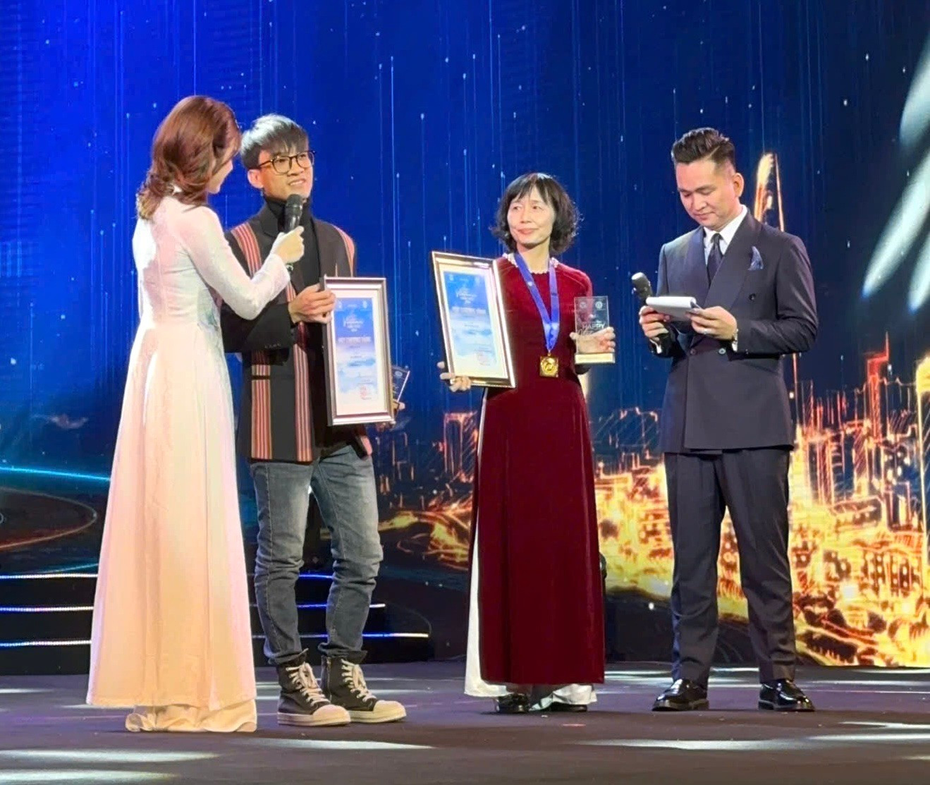 El autor Nguyen Van Hoan (segundo por la izquierda) en la ceremonia de entrega de premios. Foto: Phan Nguyen 17132e1ec28178df2190.jpg