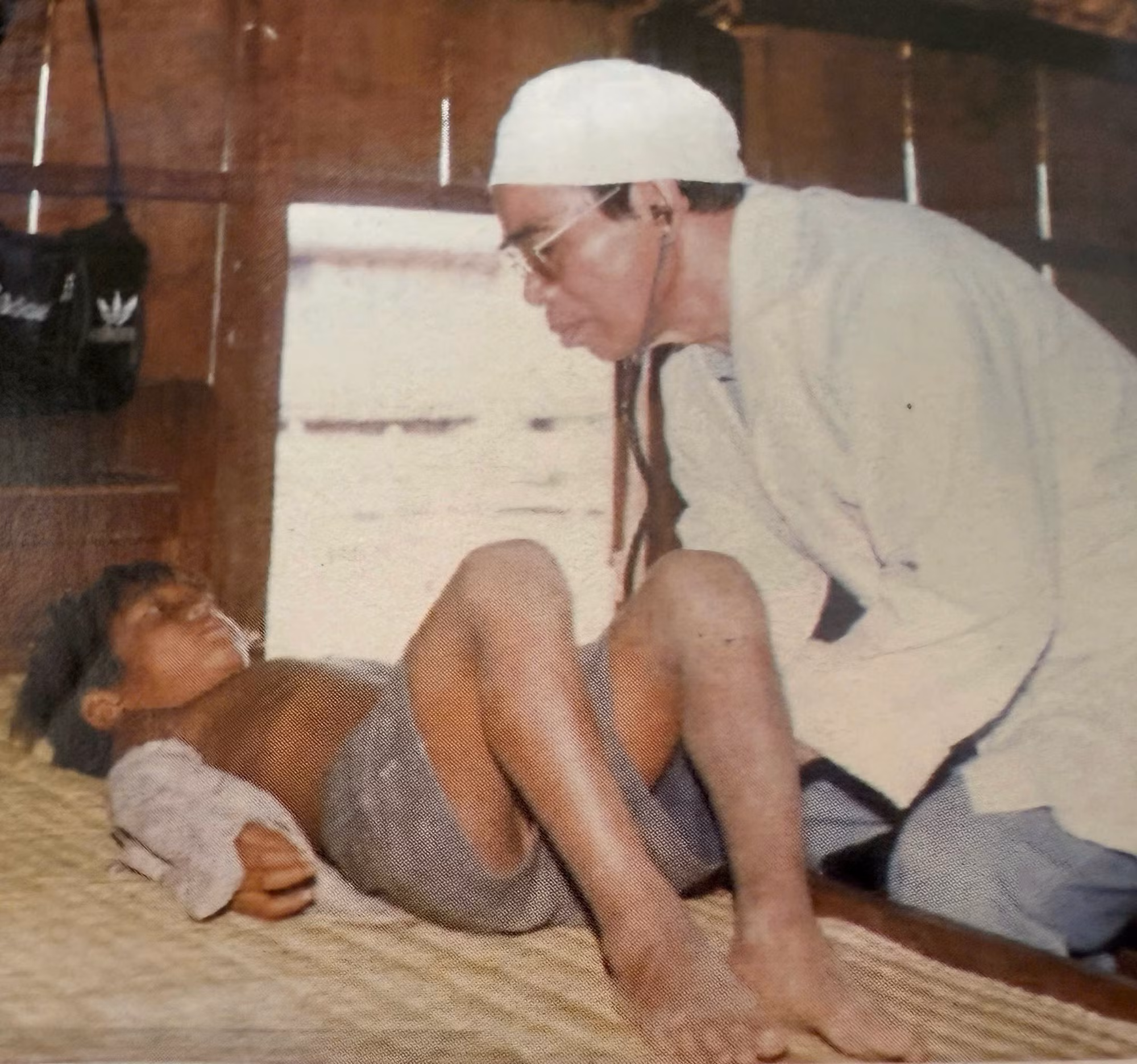 dong-chi-y-ngong-tham-kham.jpg
