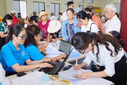 Đủ tuổi nghỉ hưu nhưng đóng BHXH chưa đủ 15 năm: Có thể nhận tiền hằng tháng thế nào?