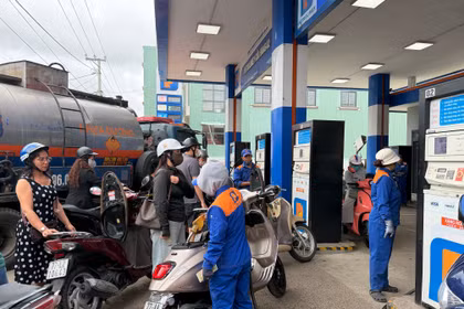 Giá xăng, dầu cùng giảm nhẹ từ chiều 27-8