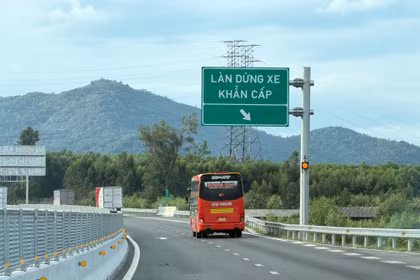Khi nào ô tô được dừng ở làn khẩn cấp trên cao tốc?