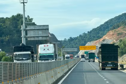 Giữ khoảng cách an toàn trên cao tốc: Tài xế căn khoảng cách như thế nào để không bị phạt?