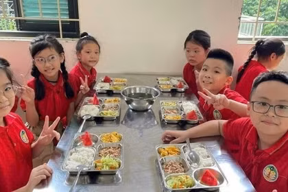 Dự thảo mới về bữa ăn học đường: Phụ huynh giám sát nhưng không gây cản trở