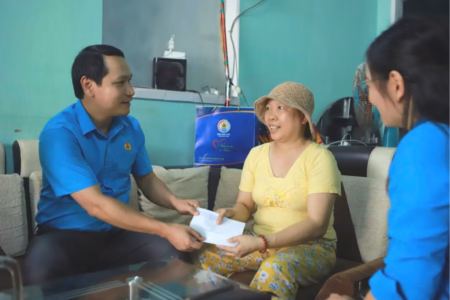 lanh-dao-lien-doan-lao-dong-tinh-gia-lai-tham-hoi-trao-kinh-phi-ho-tro-chi-nguyen-thi-my-lanh-cong-nhan-cong-ty-co-phan-may-binh-dinh-7707.jpg