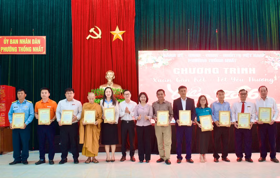 lanh-dao-phuong-thong-nhat-trao-thu-cam-on-cac-co-quan-don-vi-doanh-nghiep-va-nha-hao-tam-da-dong-hanh-ung-ho-chuong-trinh.jpg
