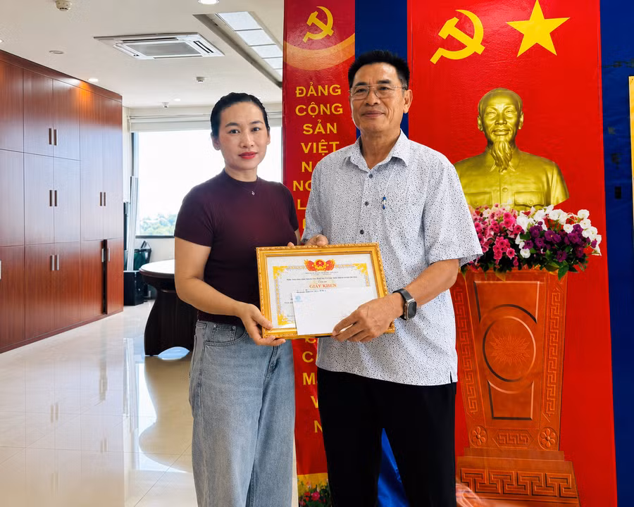 lanh-dao-cong-ty-co-phan-cong-trinh-do-thi-gia-lai-trao-giay-khen-va-thuong-3-trieu-dong-cho-chi-hong.png