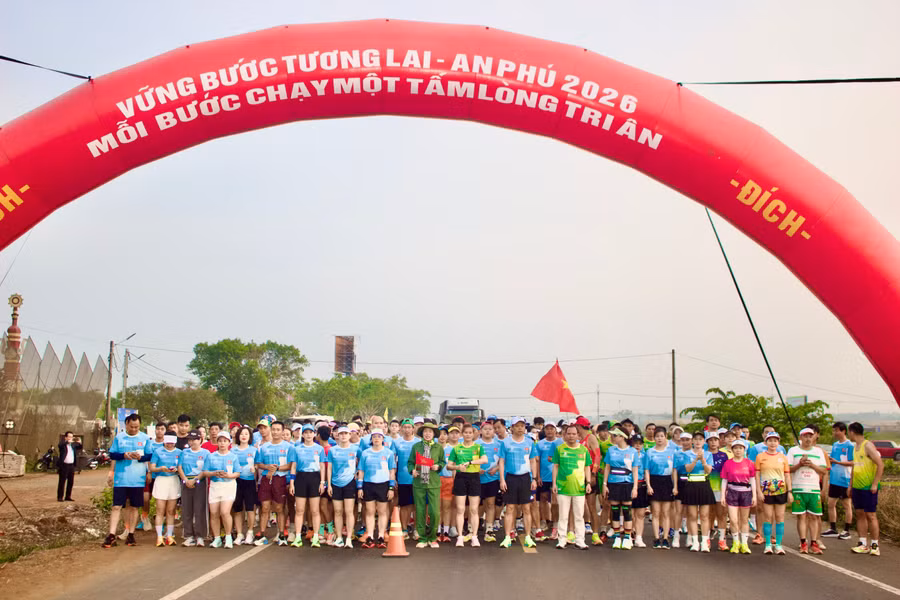 gan-300-van-dong-vien-tham-gia-chuong-trinh-chay-dong-hanh-vung-buoc-tuong-lai-an-phu-2026-7773.jpg