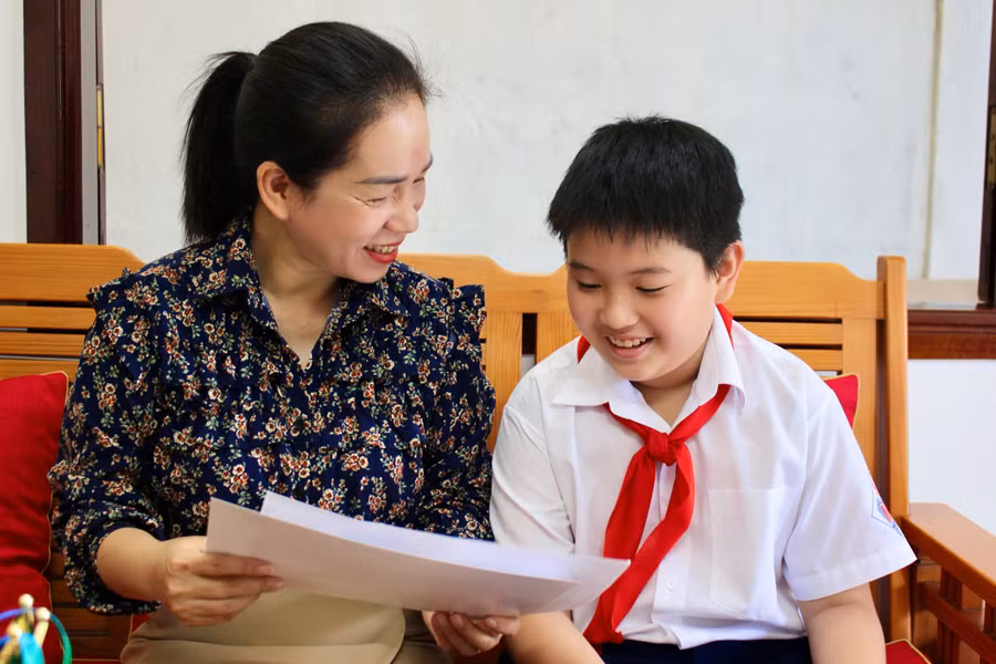 thanh-phong-cung-me-trao-doi-ve-viec-hoc-toan-va-co-vua-4966.jpg