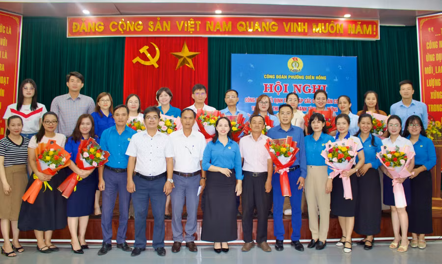 cac-dai-bieu-chup-anh-luu-niem.jpg