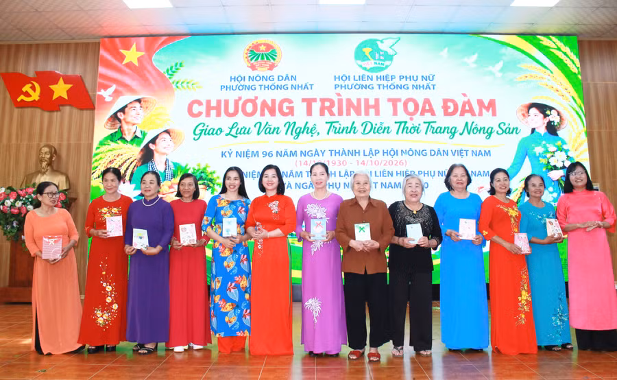 hoi-lhpn-phuong-trao-11-suat-qua-cho-hoi-vien-phu-nu-cao-tuoi-tieu-bieu-tich-cuc-tham-gia-cong-tac-hoi-va-phong-trao-phu-nu-tai-dia-phuong.jpg