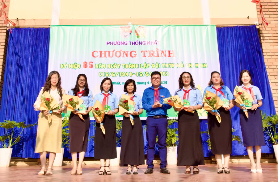 trao-qua-tri-an-cho-giao-vien-tong-phu-trach-doi-co-nhieu-dong-gop-trong-cong-tac-doi-va-phong-trao-thieu-nhi.jpg