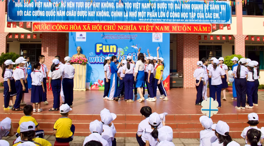 hoc-sinh-hao-hung-tham-gia-cac-hoat-dong-tuong-tac-tieng-anh-tai-chuong-trinh.jpg