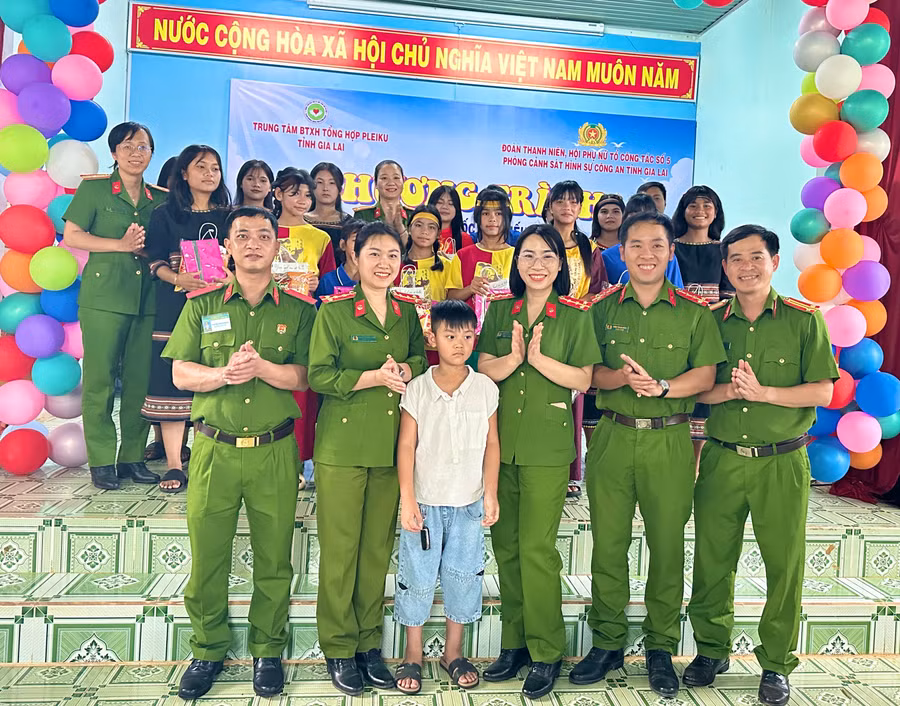 trao-qua-cho-tre-em-co-hoan-canh-dac-biet-kho-khan-dang-duoc-nuoi-duong-tai-trung-tam-bao-tro-xa-hoi-tong-hop-pleiku.jpg