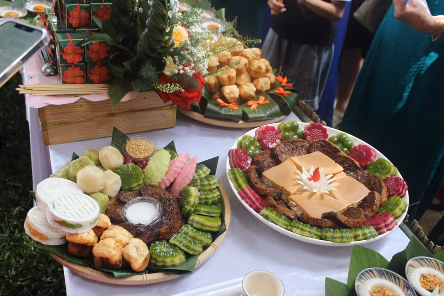mam-banh-truyen-thong-duoc-che-bien-cong-phu-trinh-bay-dep-mat.jpg