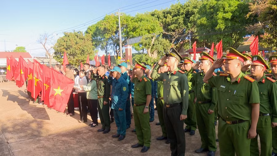 lanh-dao-luc-luong-cong-an-dan-quan-va-cac-hoi-doan-the-xa-kon-gang-tham-du-le-ra-quan-tuyen-truyen-bau-cu-dai-bieu-quoc-hoi-khoa-xvi-va-dai-bieu-hdnd-cac-cap-nhiem-ky-2026-2031.jpg