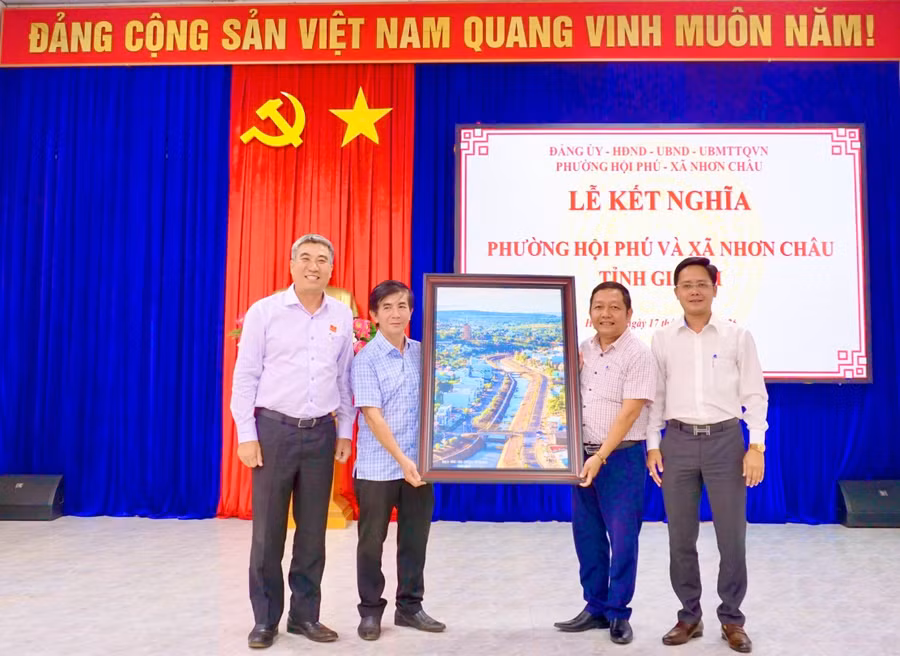 lanh-dao-ubnd-phuong-hoi-phu-va-ubnd-xa-nhon-chau-trao-tang-qua-luu-niem-tai-le-ket-nghia.jpg