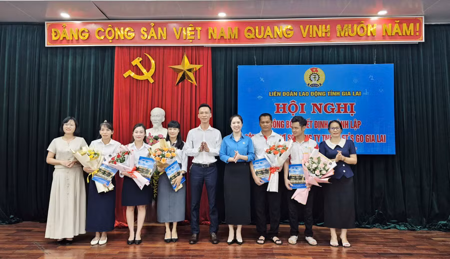 trao-quyet-dinh-thanh-lap-cong-doan-co-so-cong-ty-tnhh-lets-go-gia-lai-va-tang-hoa-chuc-mung-ban-chap-hanh-cong-doan-co-so-nhiem-ky-2026-203.jpg