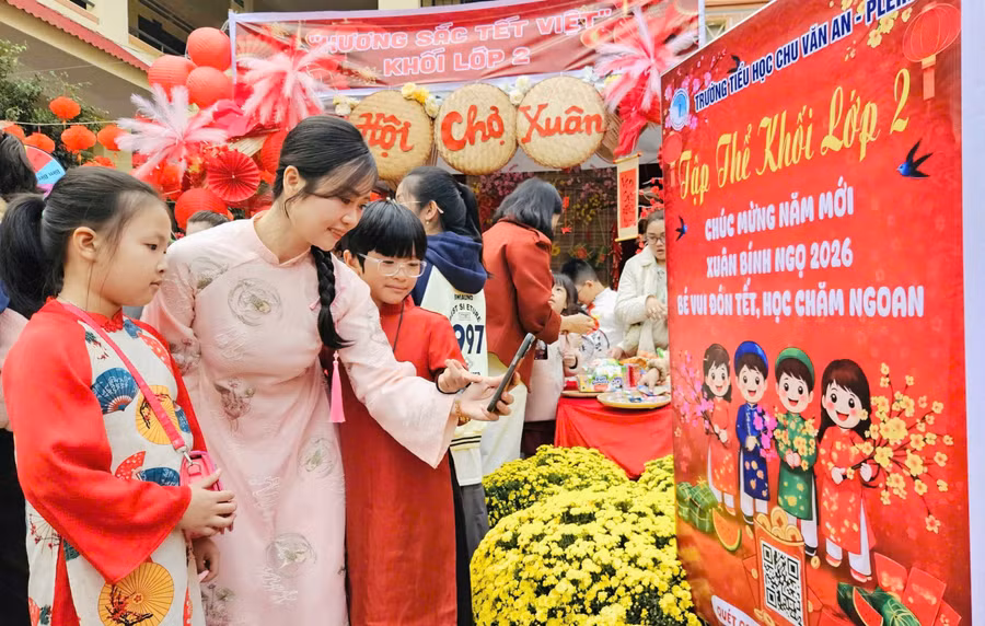hoc-sinh-truong-tieu-hoc-chu-van-an-tham-gia-mo-hinh-cho-tet-que-em-ung-dung-ma-qr.jpg