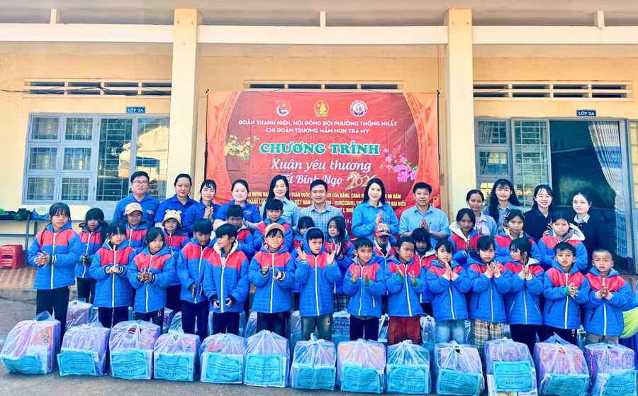 ban-to-chuc-trao-qua-cho-cac-em-hoc-sinh-truong-tieu-hoc-kon-chieng-so-1-xa-kon-chieng-tinh-gia-lai-dong-vien-cac-em-tiep-tuc-no-luc-vuon-len-trong-hoc-tap.jpg
