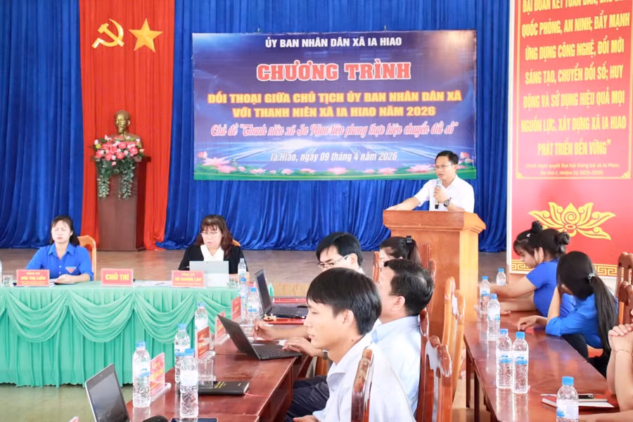 dong-chi-pham-van-phuong-bi-thu-dang-uy-chu-tich-hdnd-xa-ia-hiao-phat-bieu-tai-hoi-nghi.jpg