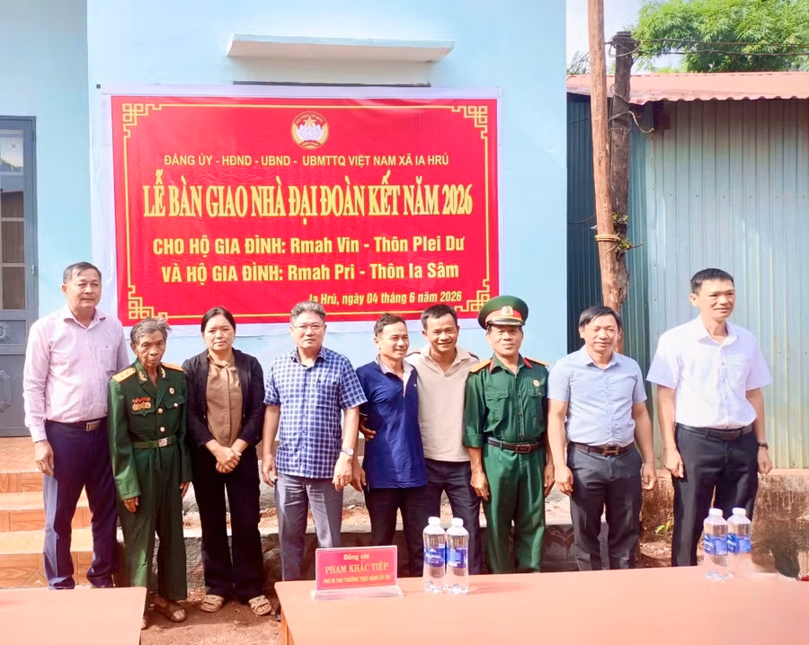 trao-nha-dai-doan-ket-cho-gia-dinh-ba-rmah-vin-thon-plei-du-va-ong-rmah-pri-thon-ia-sam.jpg