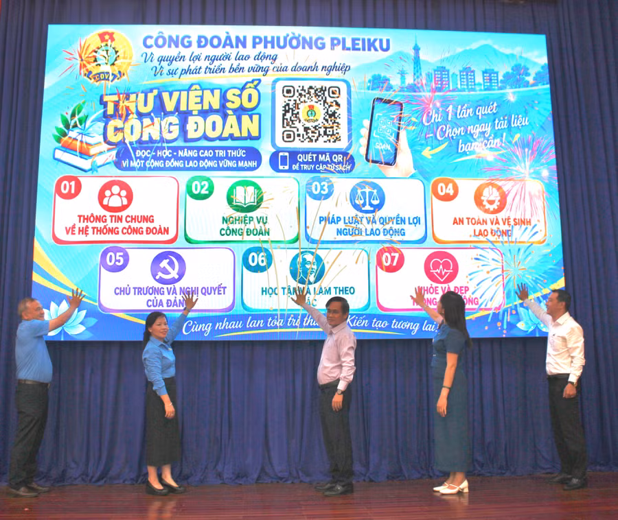 cac-dai-bieu-thuc-hien-nghi-thuc-ra-mat-mo-hinh-thu-vien-so-cong-doan-phuong-pleiku-435.jpg
