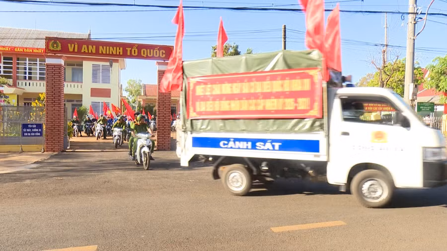 doan-xe-tuyen-truyen-luu-dong-cua-xa-kon-gang-di-chuyen-qua-cac-tuyen-duong-tren-dia-ban-tuyen-truyen-ve-cuoc-bau-cu-dai-bieu-quoc-hoi-khoa-xvi-va-dai-bieu-hdnd-cac-cap-nhiem-ky-2026-2031.jpg