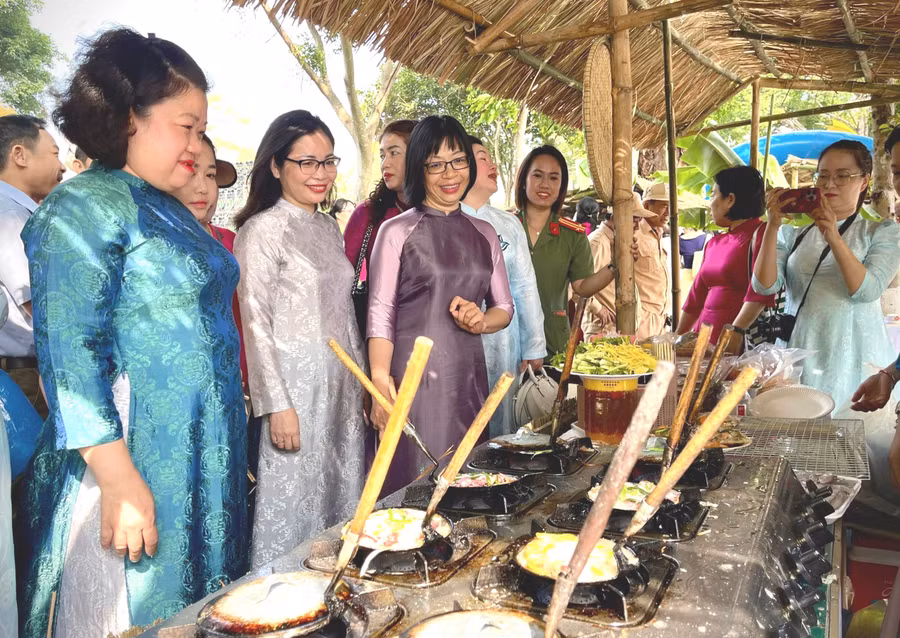 cac-dai-bieu-tham-quan-gian-hang-theo-doi-phan-thi-che-bien-banh-truyen-thong-tai-ngay-hoi-banh-truyen-thong-nam-2026-9480.jpg