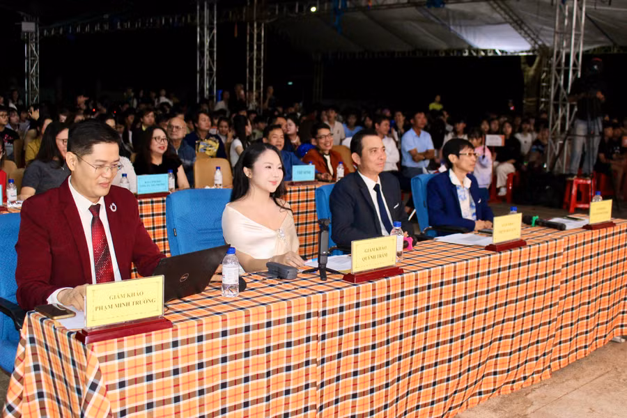 ban-giam-khao-vong-chung-ket-apc-idol-lan-3-nam-hoc-2025-2026-theo-doi-danh-gia-cac-phan-thi-cua-thi-sinh.jpg