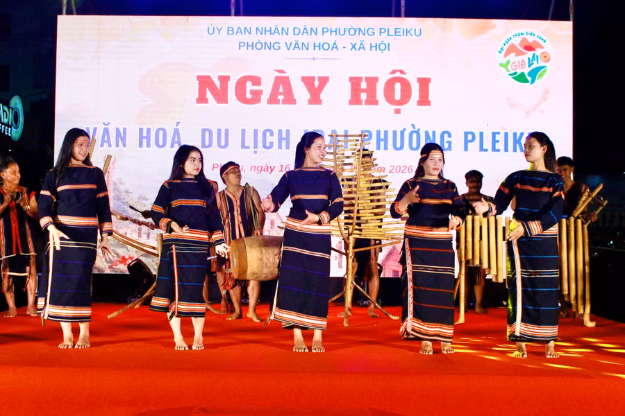 cac-nghe-nhan-bieu-dien-nhac-cu-truyen-thong-tai-ngay-hoi-van-hoa-du-lich-phuong-pleiku-trong-khuon-kho-hoi-cho-ocop-va-dac-san-am-thuc-pho-nui-pleiku-nam-2026.jpg
