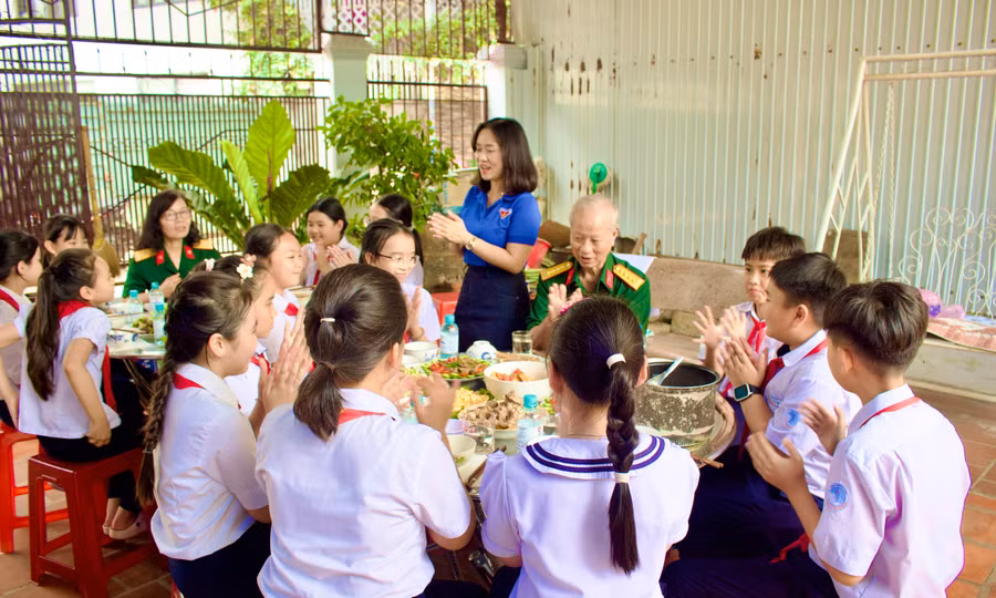 bua-com-am-cung-la-dip-de-cac-em-hoc-sinh-lang-nghe-nhung-cau-chuyen-ve-mot-thoi-khoi-lua-2918.jpg