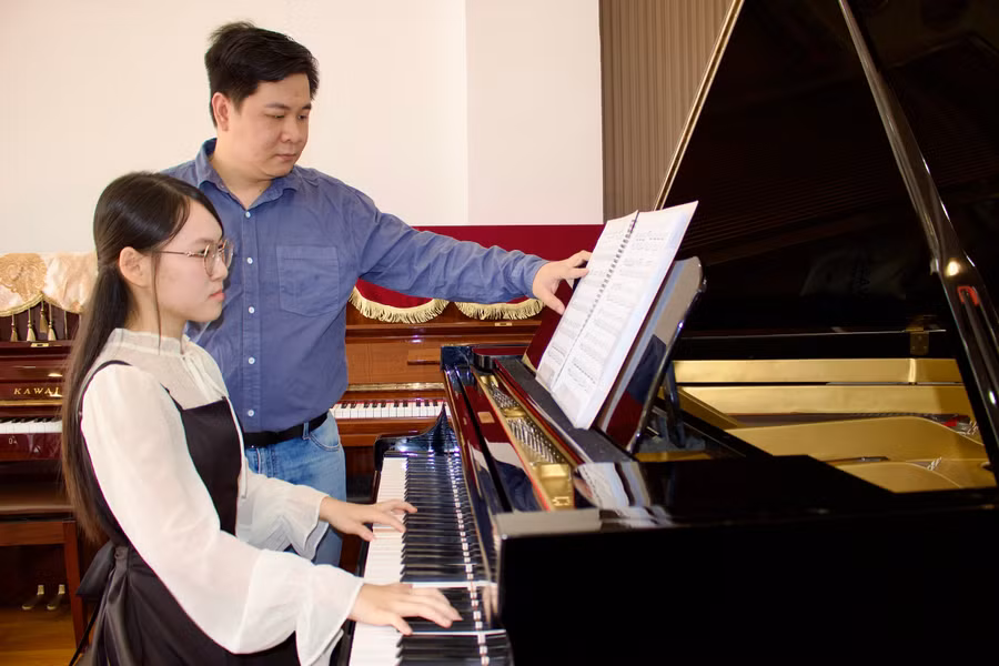 anh-vu-thien-vu-giao-vien-trung-tam-am-nhac-duy-vu-music-huong-dan-dan-thanh-hoan-thien-ky-thuat-va-cam-xuc-trong-tung-ban-nhac.jpg