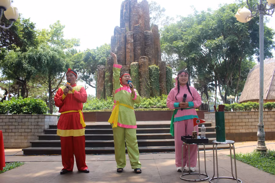 hoat-dong-ho-hat-bai-choi-dien-ra-soi-noi-tai-ngay-hoi-banh-truyen-thong-nam-2026-thu-hut-dong-dao-dai-bieu-va-nguoi-dan-tham-gia-gop-phan-lan-toa-net-dep-van-hoa-dan-gian.jpg