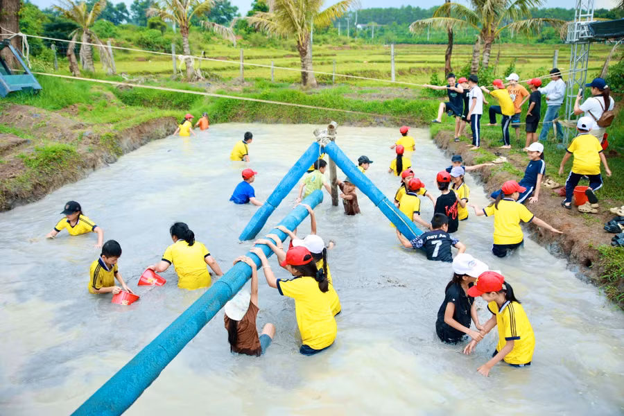 tre-em-tham-gia-hoat-dong-trai-nghiem-ngoai-troi-tai-the-upes-garden-mo-hinh-ket-hop-luu-tru-voi-giao-duc-va-kham-pha-thien-nhien.jpg