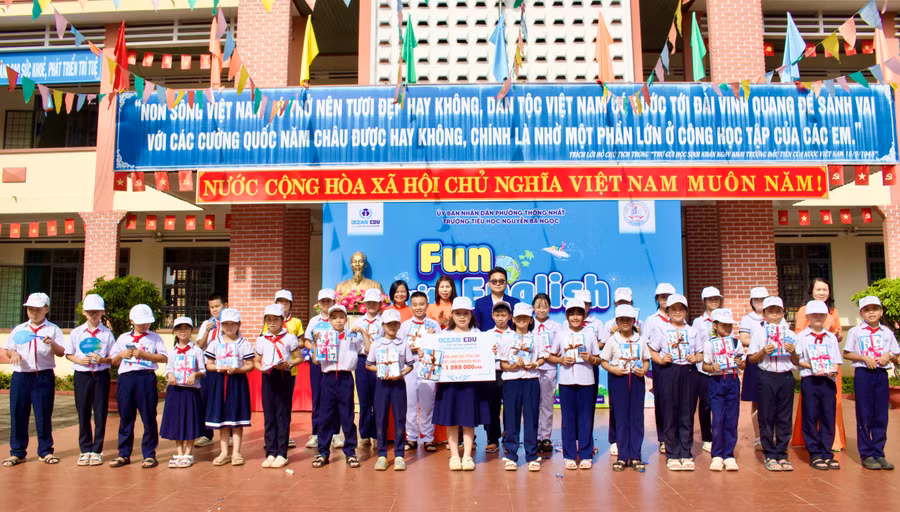 ban-to-chuc-trao-qua-va-hoc-bong-trai-nghiem-hoc-tieng-anh-cho-hoc-sinh.jpg