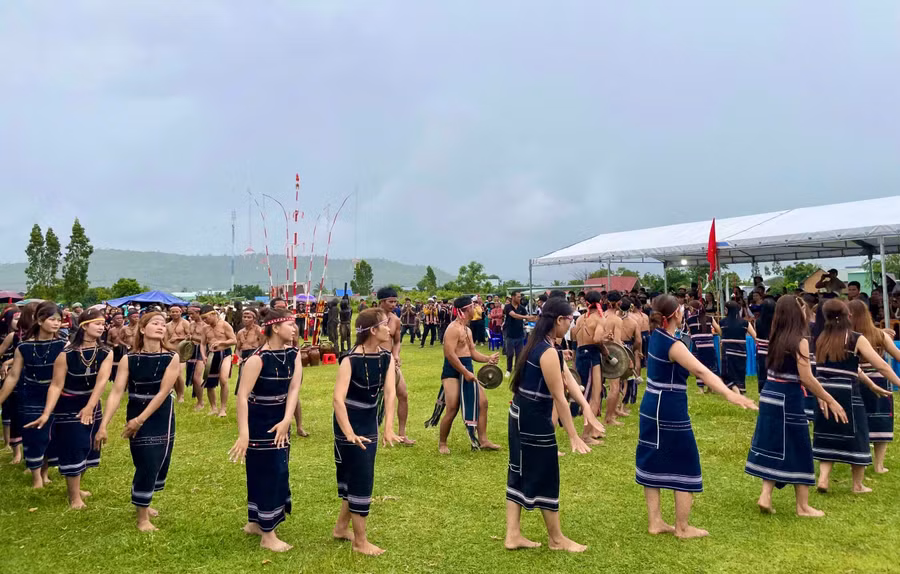 po-to-vang-tieng-cong-chieng-giua-dai-ngan.jpg
