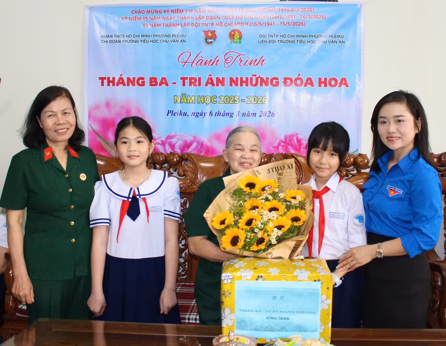 lien-doi-truong-tieu-hoc-chu-van-an-tang-hoa-va-qua-tri-an-ba-huynh-thi-tuyet-suong-nhan-dip-ky-niem-ngay-quoc-te-phu-nu-8-3.jpg